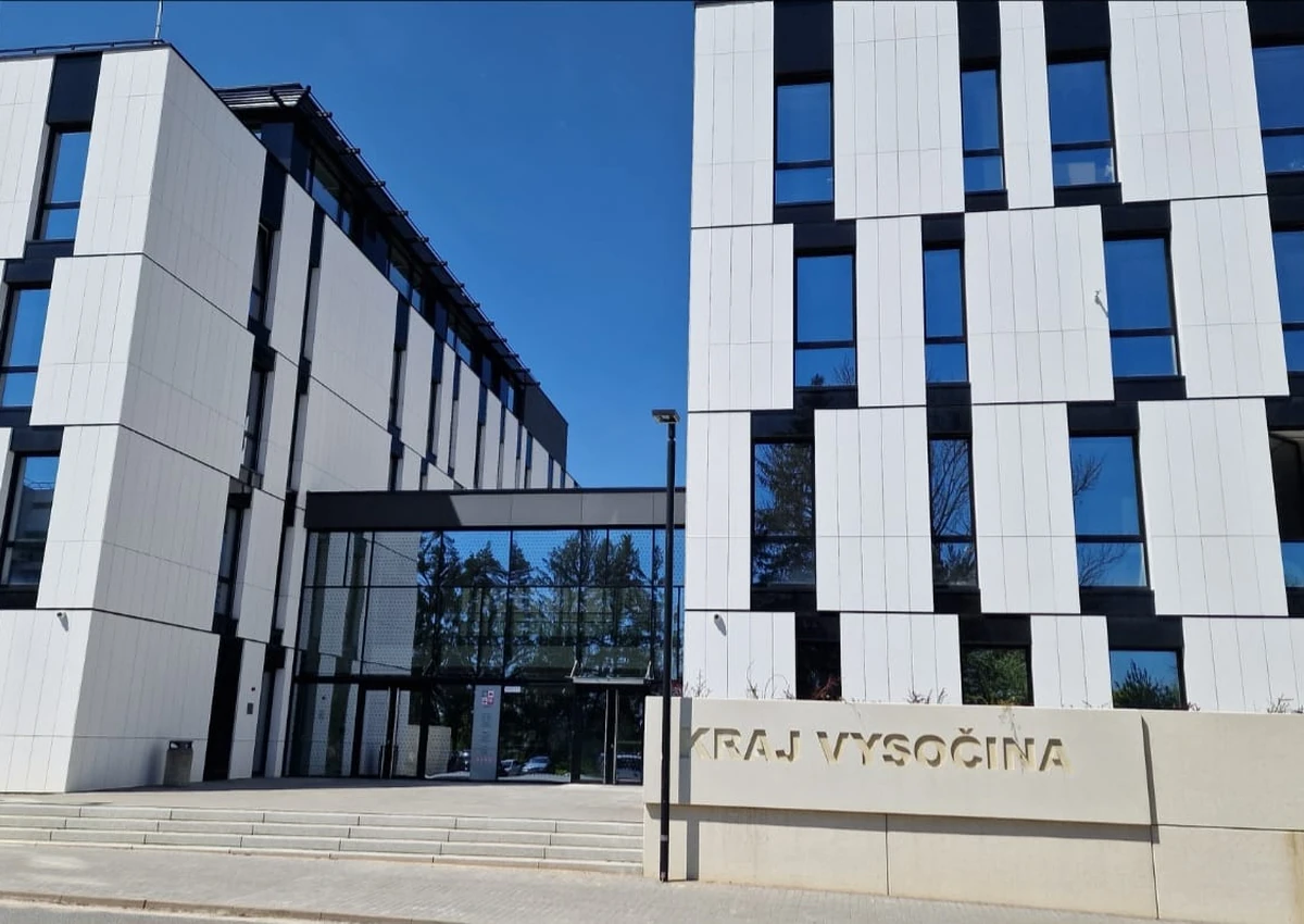 Komerční budova po umytí oken